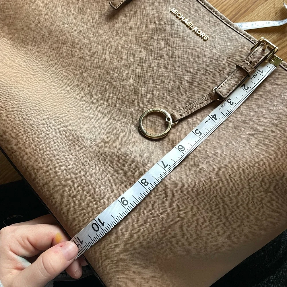 Michael Kors Jet Set Medium Saffiano Leather Top-Zip Tote Bag – Tan‎